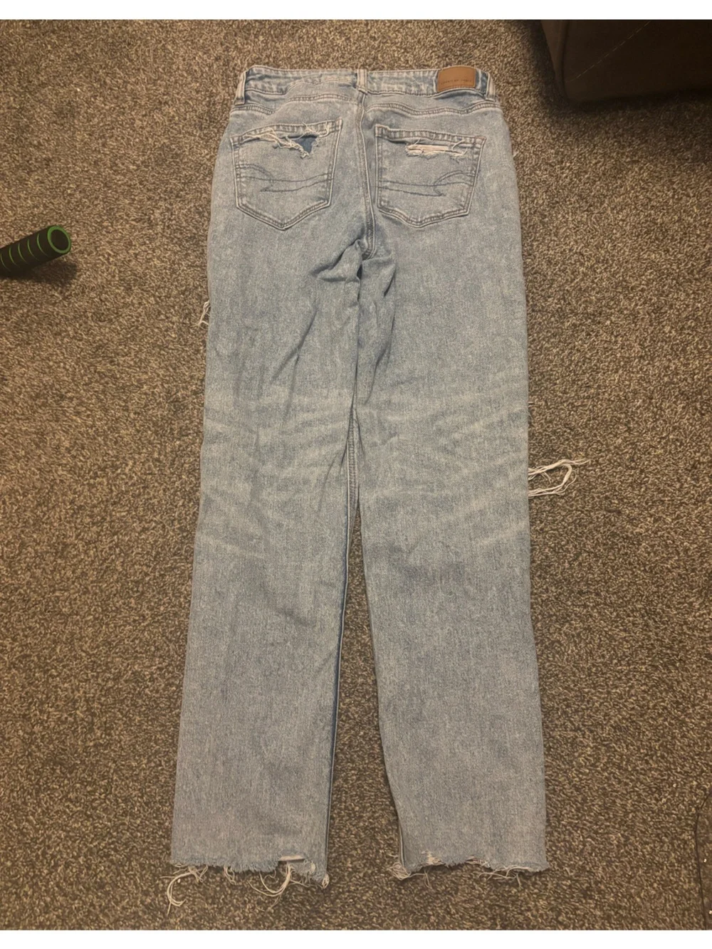 American Eagle Strigid light wash ripped denim mom jean, size 4